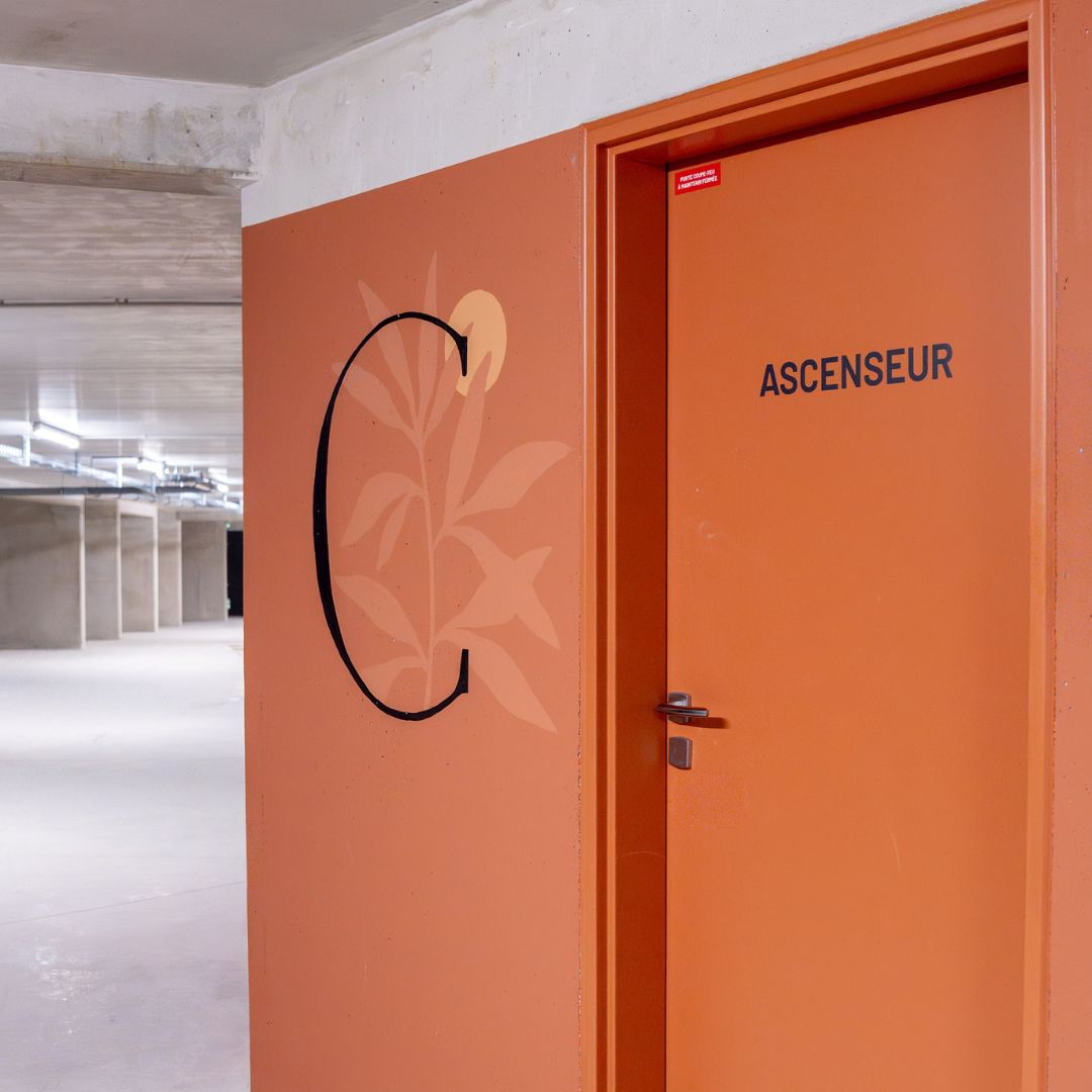 Signalétique décorative de l'ascenseur du parking de la résidence Rocca Bella