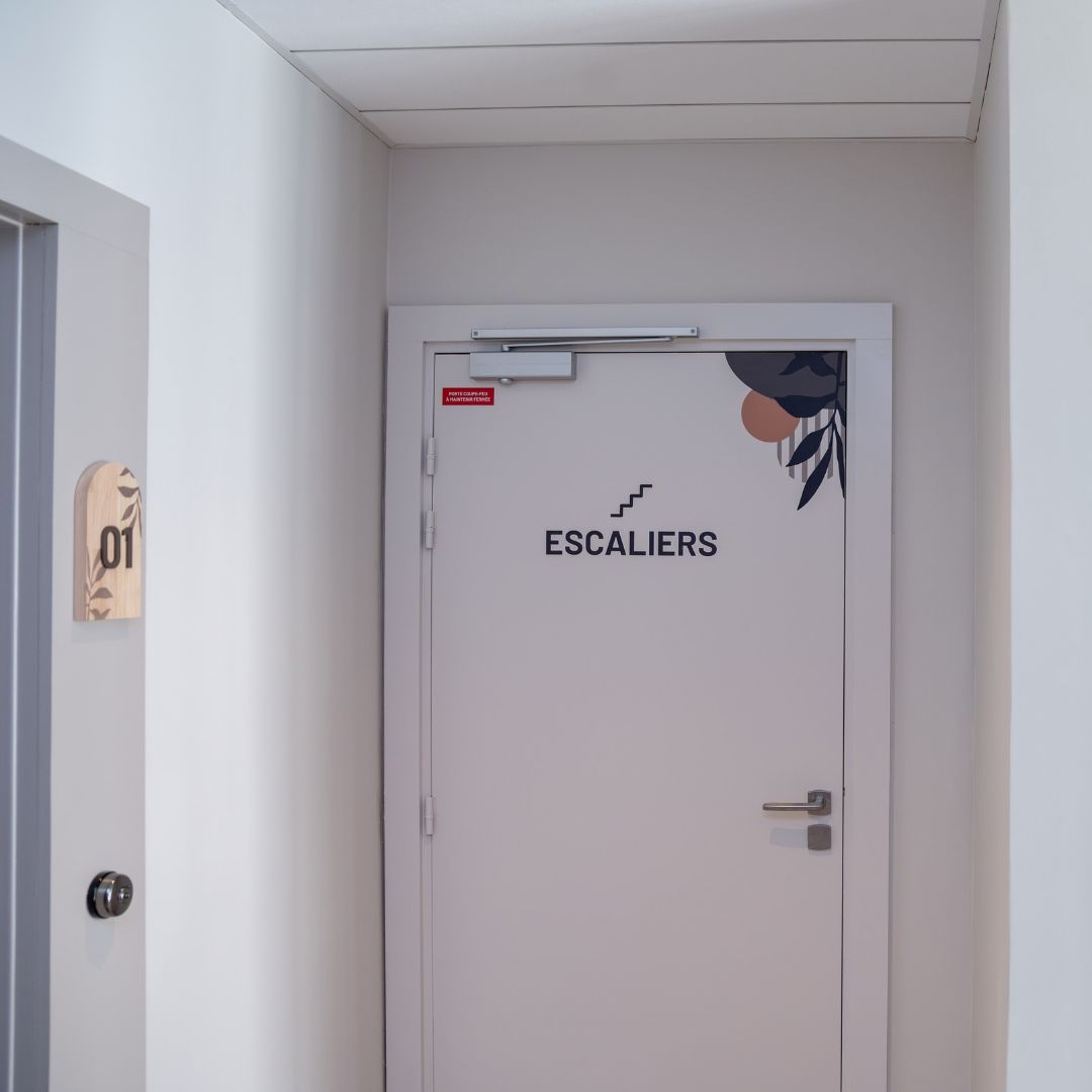 Signalétique de l'escalier dans les parties communes de la résidence Rocca Bella