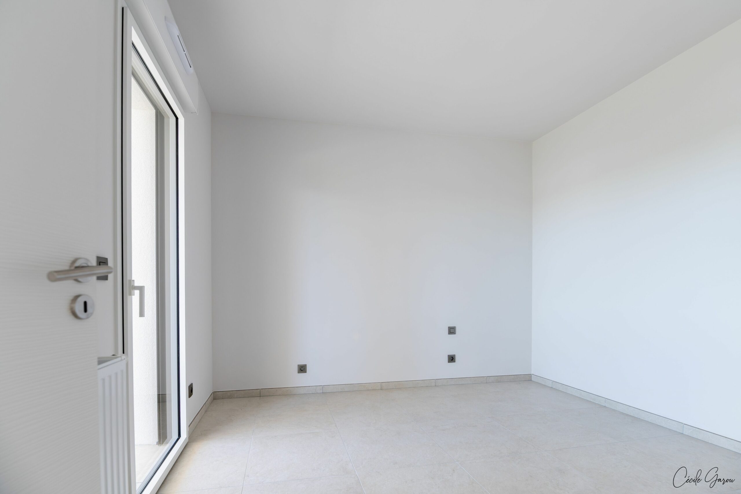 Chambre du T2 disponible à Rocca Bella avec ouverture sur l’extérieur