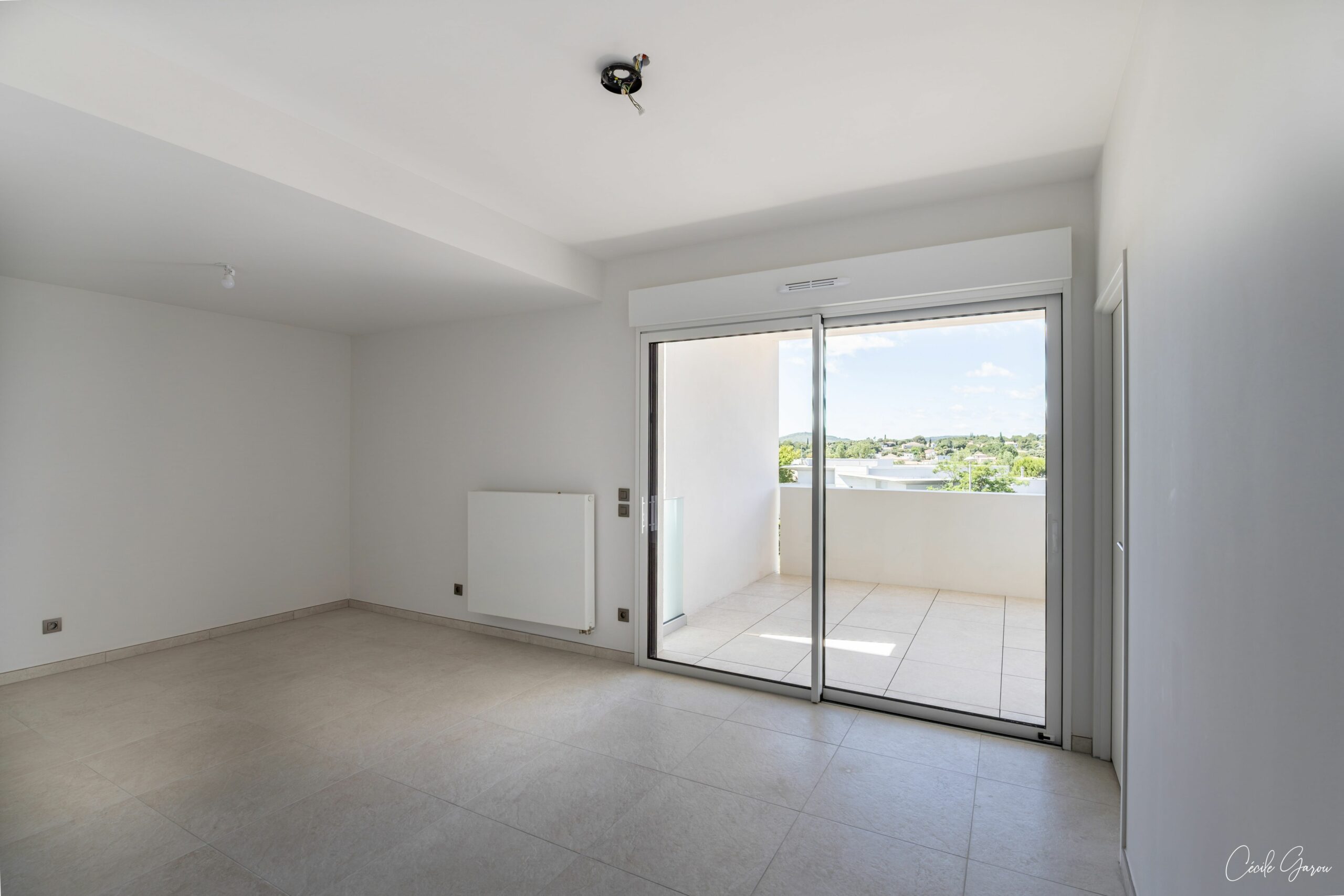 Séjour lumineux du T2 disponible à Rocca Bella avec accès à la terrasse