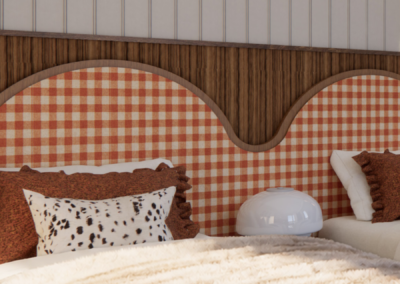 Chambre à la décoration chaleureuse avec têtes de lit à carreaux, boiseries et linge de lit clair